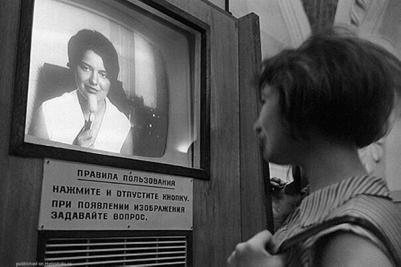 1968 год, Москва. На станции "Комсомольская" проходит вебинар по мастерству орального секса.