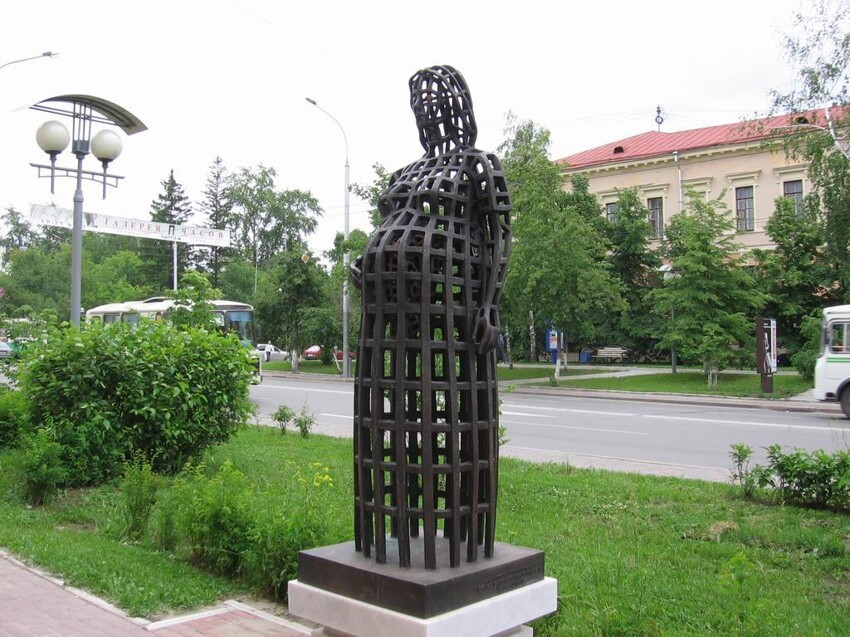 Памятник беременной женщине в Томске.