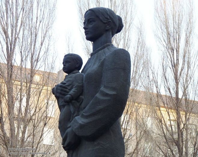 Памятник матери и ребенку в Днепродзержинске.  