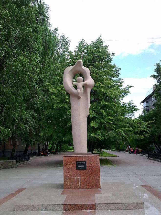 Памятник "Мать и дитя" в городе Новосибирск.