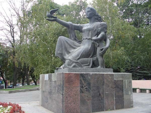 Памятник матери  в  Ростове.