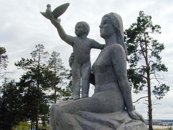 Скульптура матери  в  Ноябрьске.