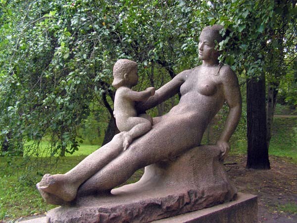 Скульптура матери с ребенком в ботаническом саду города Псков.