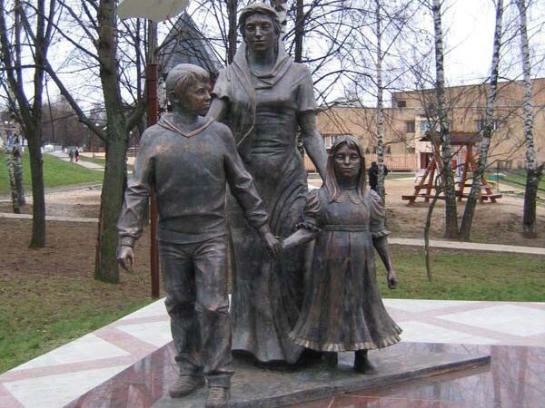 Памятник "Нашим матерям"  на Аллее славы города Видное. 