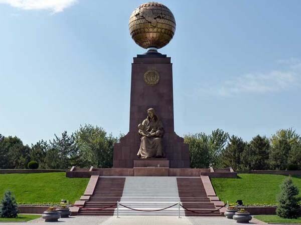 Памятник счастливой матери в Ташкенте.