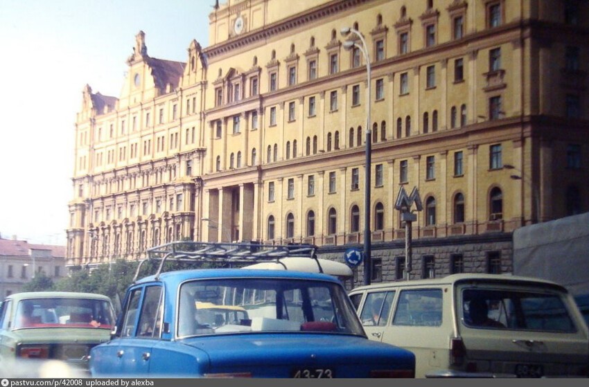 Здание КГБ наполовину старое, ещё до реконструкции. 