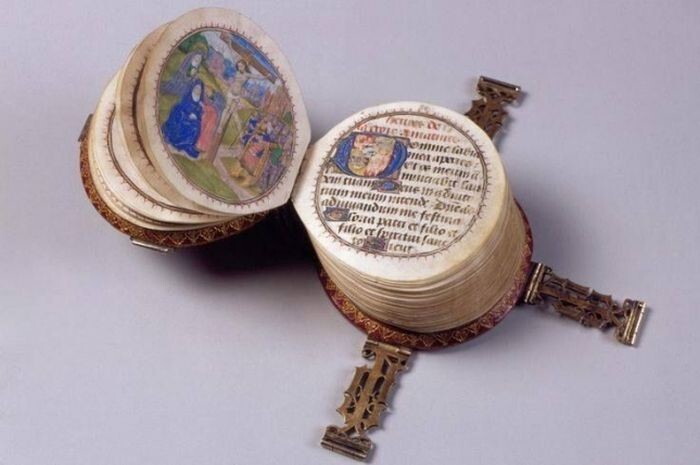 1. Миниатюрная круглая книжка (1480 год)