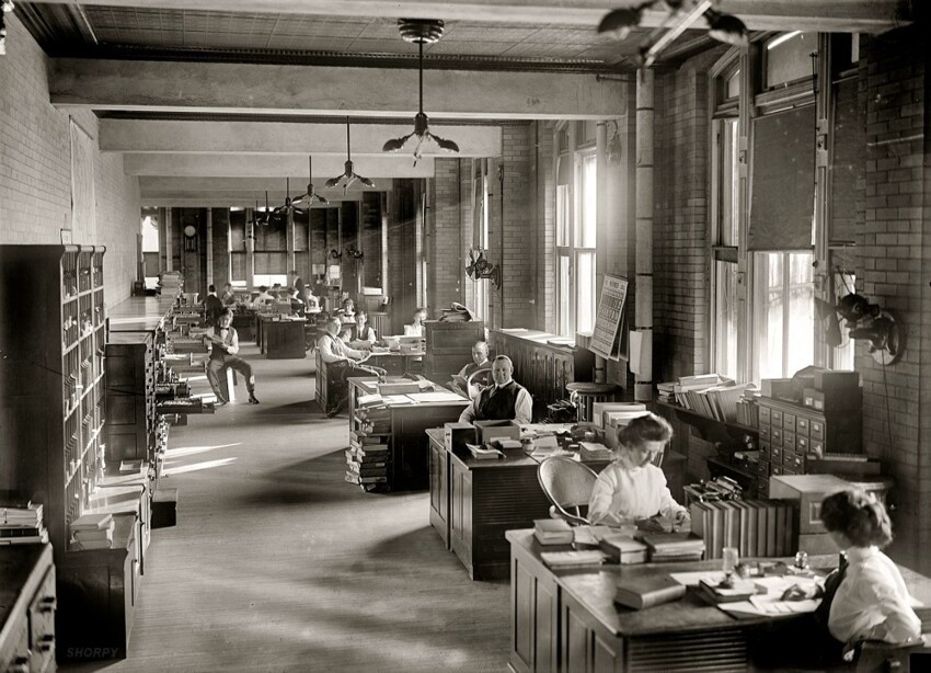 Офисный планктон в 1912 году. Из приборов для охлаждения лишь вентиляторы на стенах.