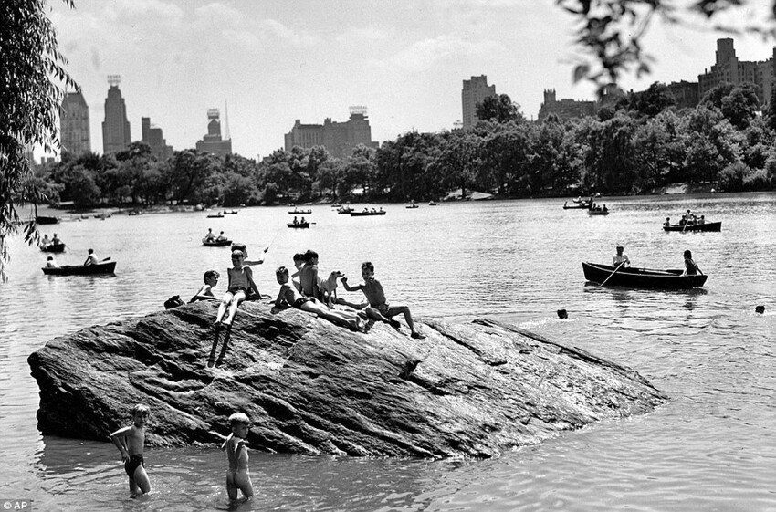 Дети купаются в Центральном парке, 1944 год.