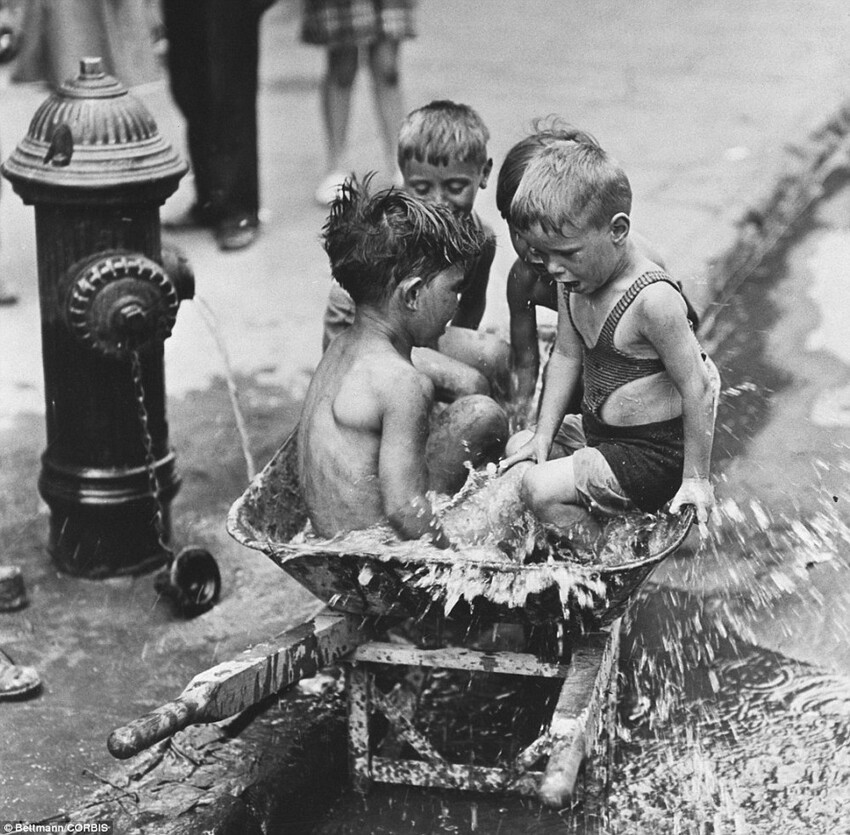 Дети купаются в воде из гидранта. Нью-Йорк, 1939 год.