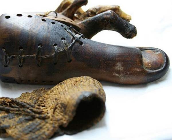 2. Протез пальца ноги (3000 лет)