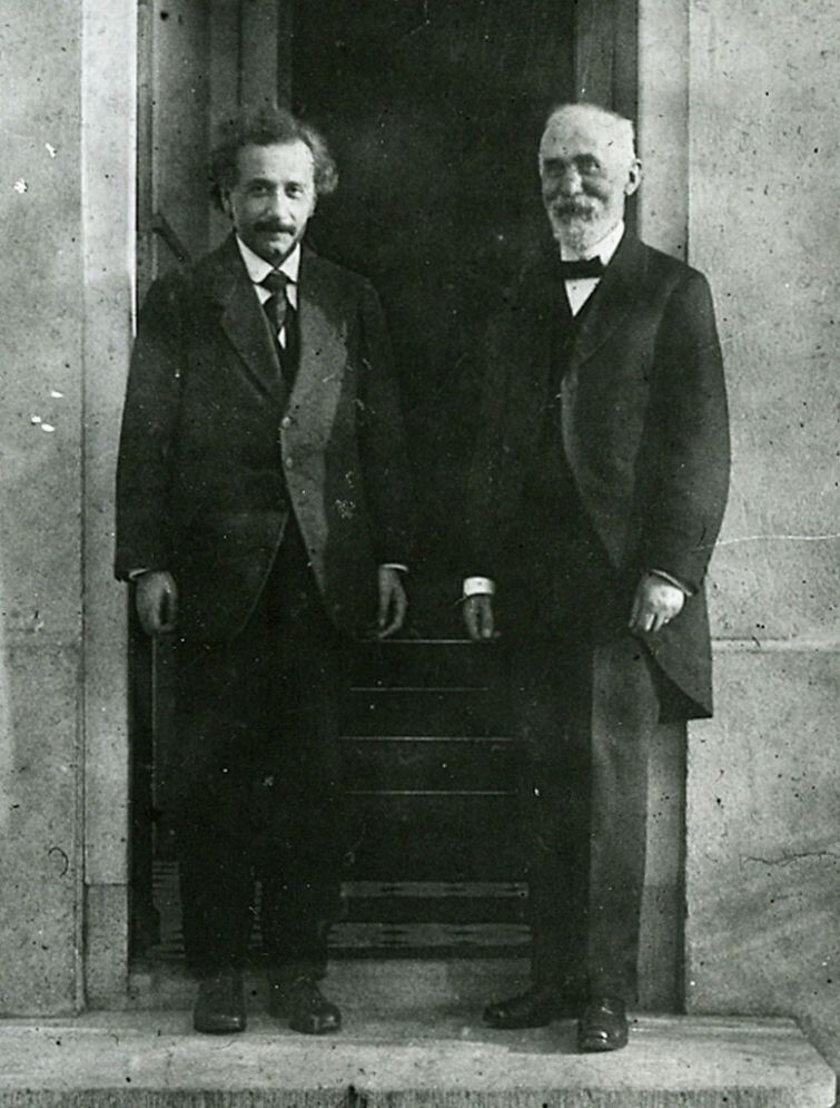 18. Альберт Эйнштейн и Хендрик Антон Лоренц, Лейден, 1921 год