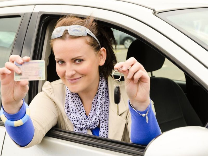 Признаки, по которым можно определить водителя с купленными правами