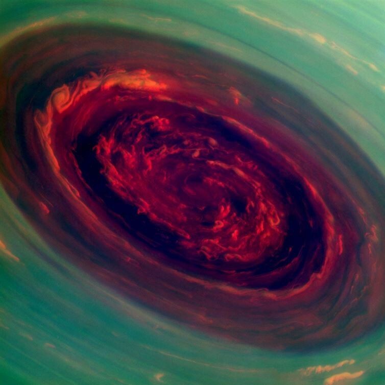 3. Северный полюс Сатурна во время шторма