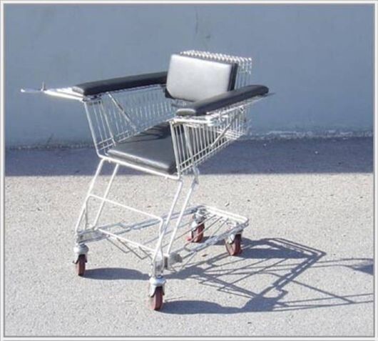 Кресло на колесиках из магазинной тележки 