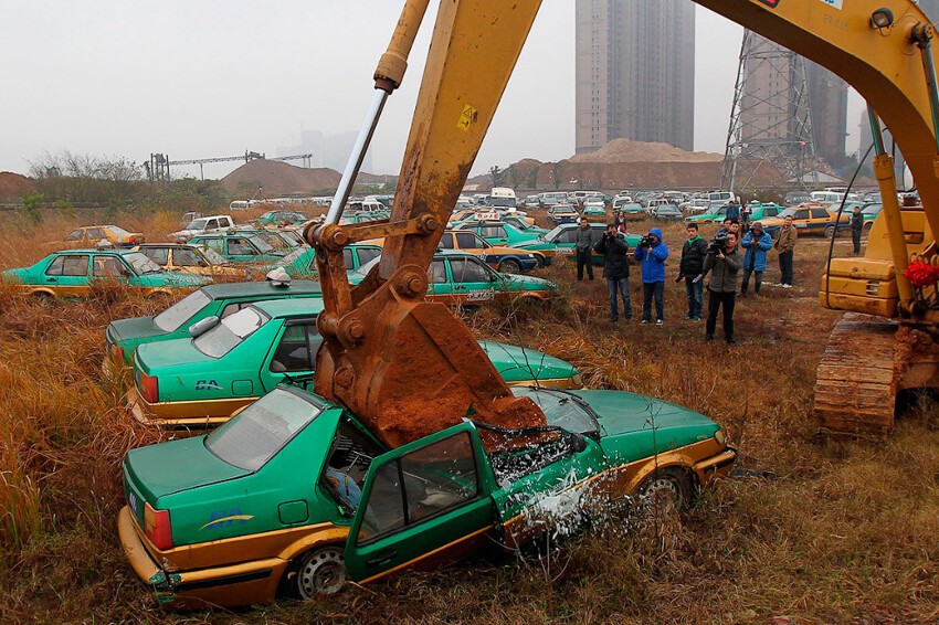 Иногда на китайских автосвалках устраивают показушные уничтожения старых автомобилей, не отвечающих экологическим нормам. Провинция Хунань.