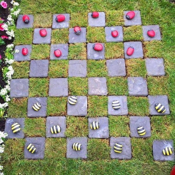 В саду были предусмотрены даже "встроенные" игры - как, например, вот эти шашки.