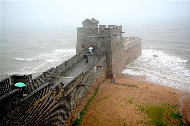 Именно здесь, в уезде Шаньхайгуань, на берегу моря начинается Великая Китайская стена. Это место называют «головой дракона».