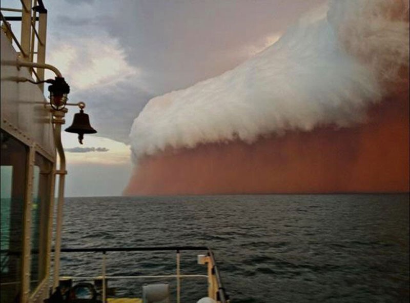 Огромная пылевая буря. Западная Австралия, 2013 г.