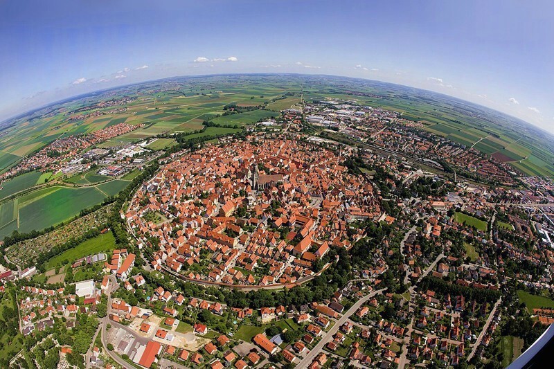 Город Нердлинген Баварский, который был построен в кратере метеорита, упавшего около 14 миллионов лет назад.