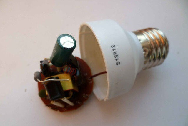 LED-лампочка из сгоревшей сберегайки. Дело было вечером, делать нечего