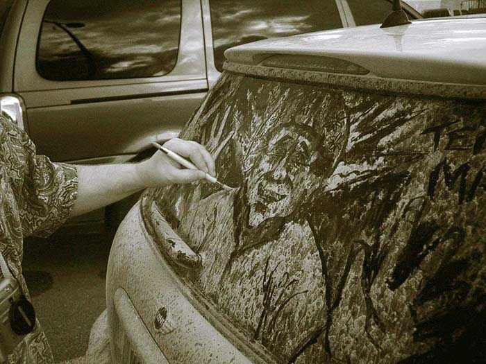 Рисунки на стёклах автомобилей