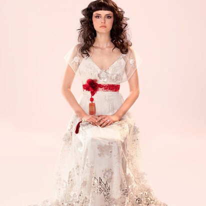 34. Платье от Claire Pettibone расшито вышивкой в виде цветков вишни и идёт в комплекте с поясом в китайском стиле.