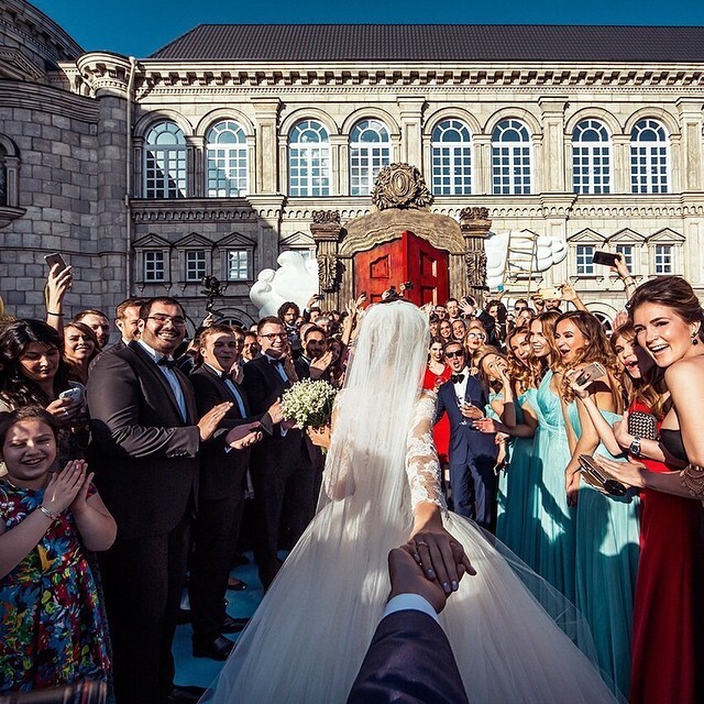 Жена Османна Наталия Захарова опубликовала фотографию, на которой она ведёт жениха сквозь толпу друзей и родственников.