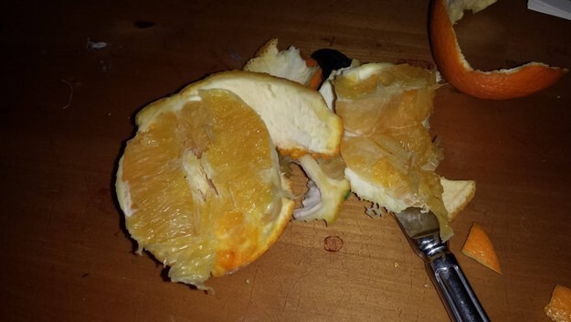 12. А вот этот аккуратно разломленный апельсин как бы проверяет вас на душевное здоровье.