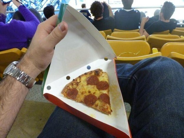 1. Даже пицца прозрачно намекает, что пора бы садиться на диету.