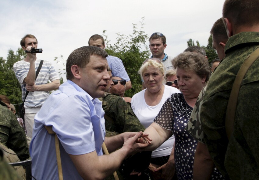 Раненый Захарченко отвечает на вопросы граждан ДНР 