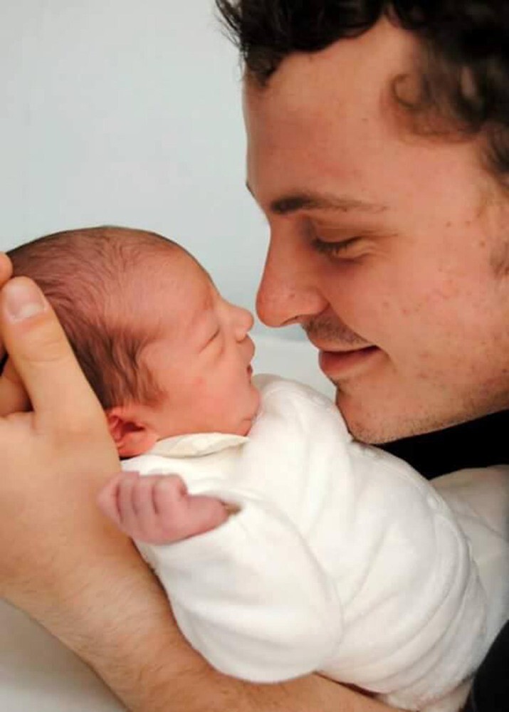 31 потрясающее фото отцов, впервые видящих своих детей