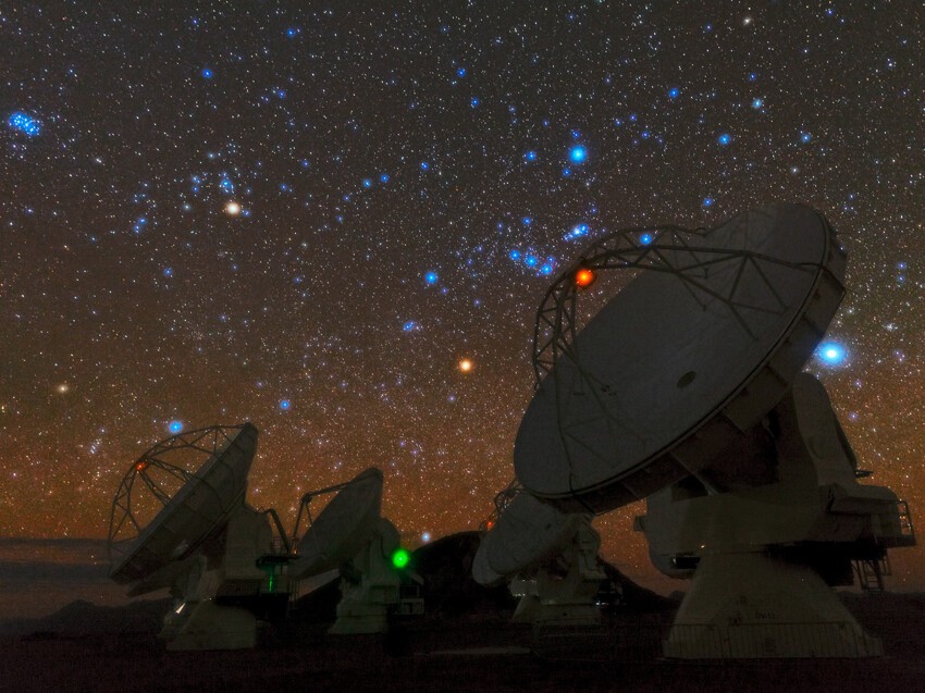 Астрофотограф Бабак Тафреши сделал снимок телескопа  ALMA на фоне неба, усыпанного множеством звёзд.