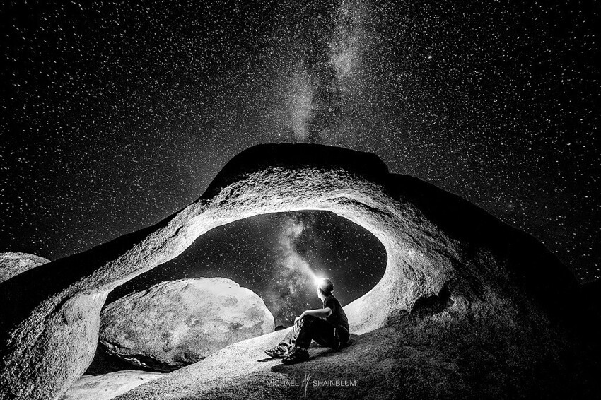 Астрофотограф Майкл Шейнблюм сделал свой автопортрет под знаменитой Аркой Мёбиуса, над которой виднеется Млечный Путь..