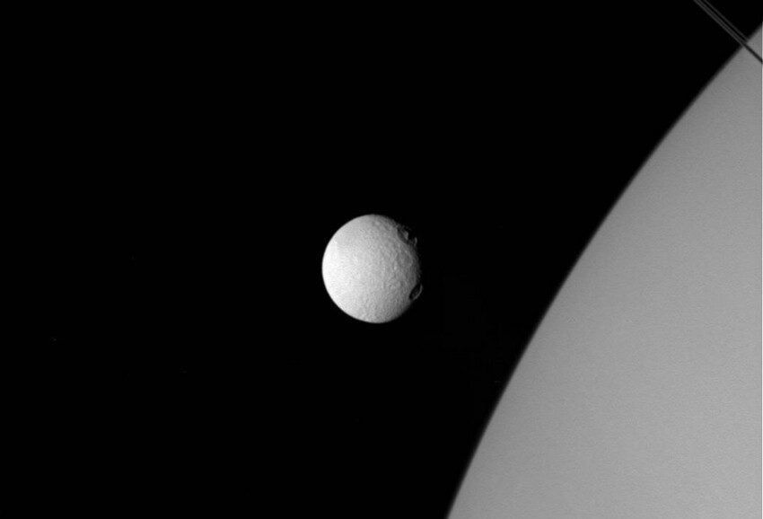 Автоматический космический аппарат «Кассини» сфотографировал два больших кратера на поверхности спутника Сатурна Тефии (Tethys). «Это два глаза, смотрящих на Сатурн», – поэтически описали снимок в NASA.