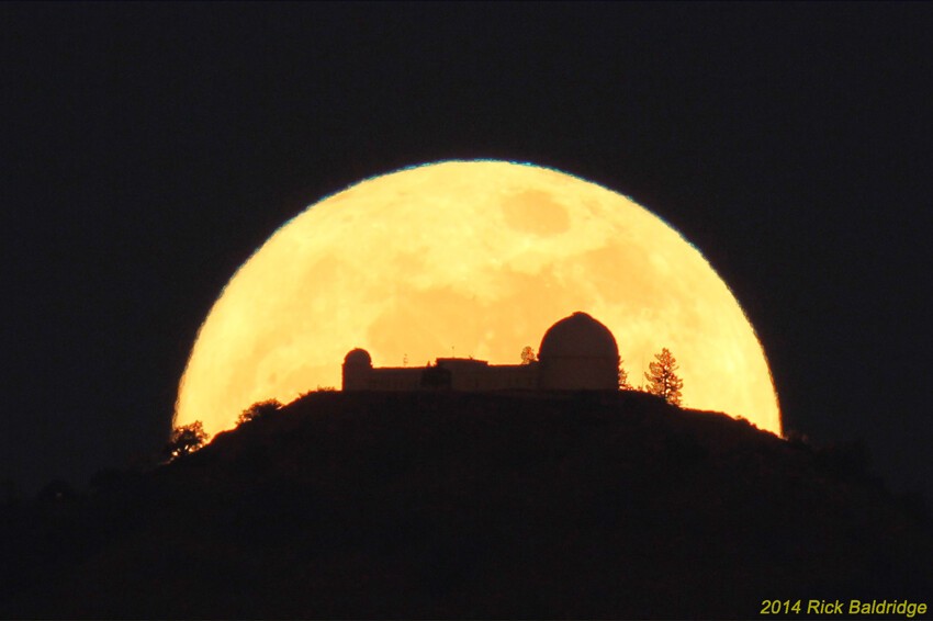 Это большое яркое красивое полнолуние поднялось над Ликской обсерваторией в среду вечером..