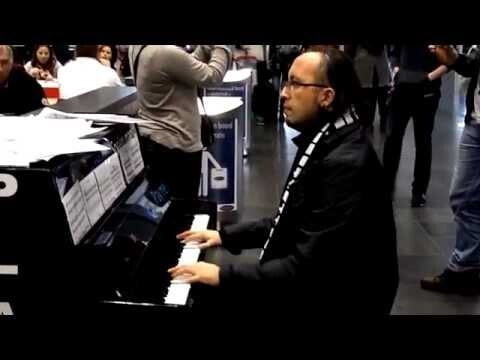 Пианист решил скоротать время в аэропорту 