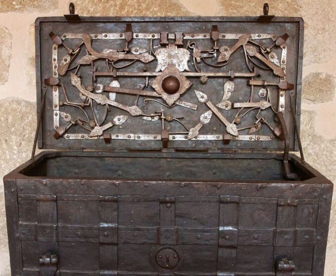 Внутренние детали тела замка для сундука, вероятно, сделанные во Франции в 17–м веке