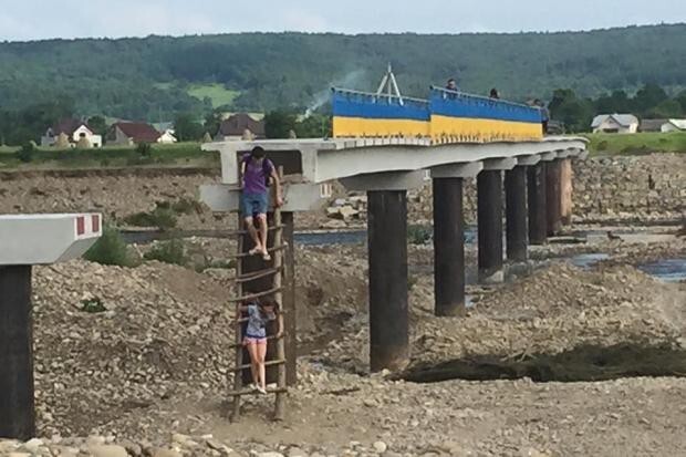 "Сдали в эксплуатацию" мост