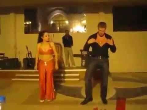 Русский турист показал как надо танцевать 