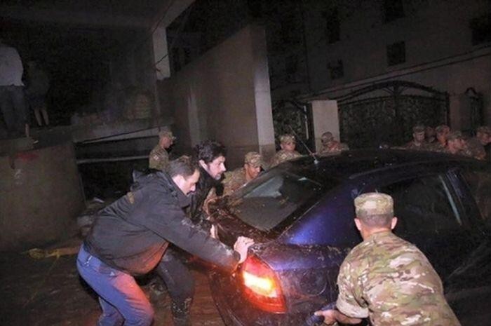 Член правительства Грузии Каха Каладзе принимает участие в ликвидации 