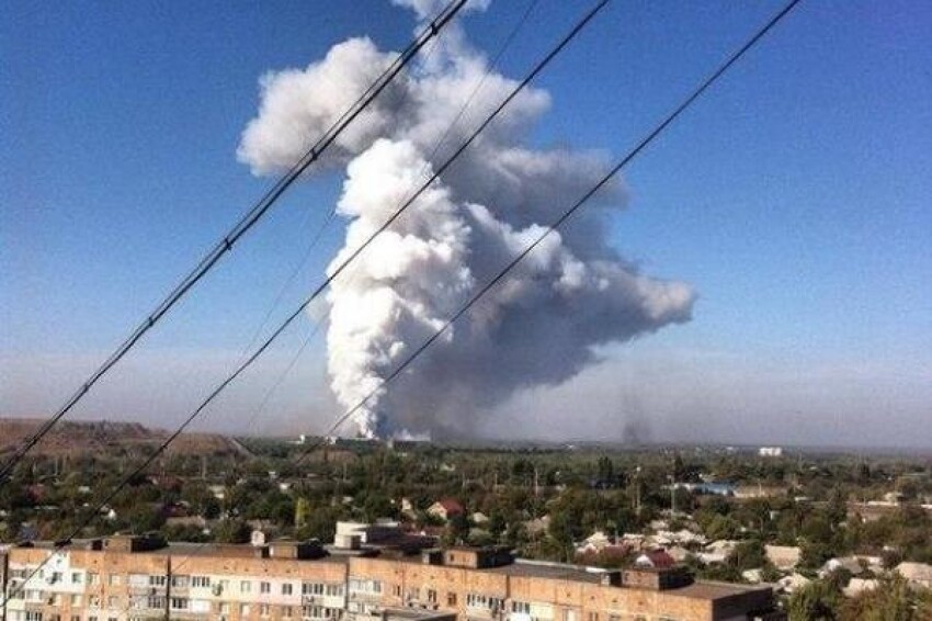В Донецке прошел дождь из стекловаты последствия взрыва на хим заводе!