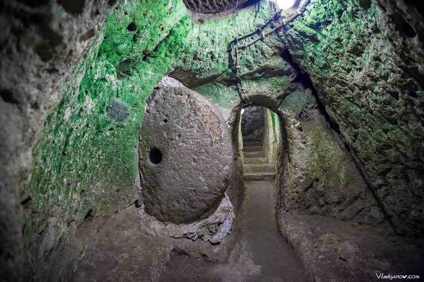 Входы в туннели перекрывались каменными колесами-дверьми и защищали поселение от врагов