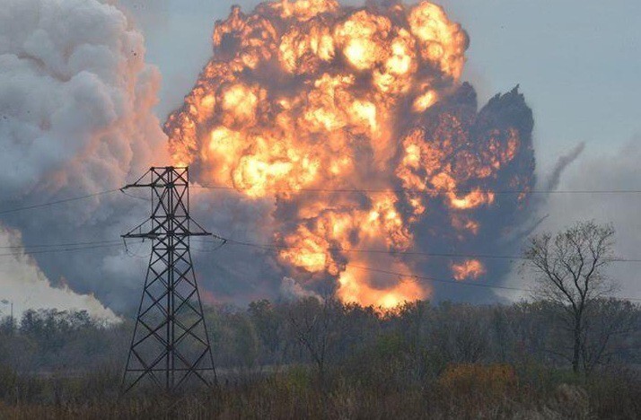 ВСУ продолжают бомбить химзавод в Донецке! 