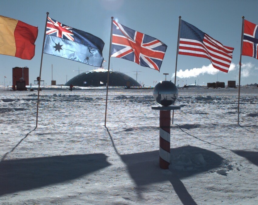 19. В 1959 году двенадцать стран подписали Антарктический договор, по которому они могли осуществлять научно-исследовательскую деятельность на этом континенте исключительно в мирных целях.