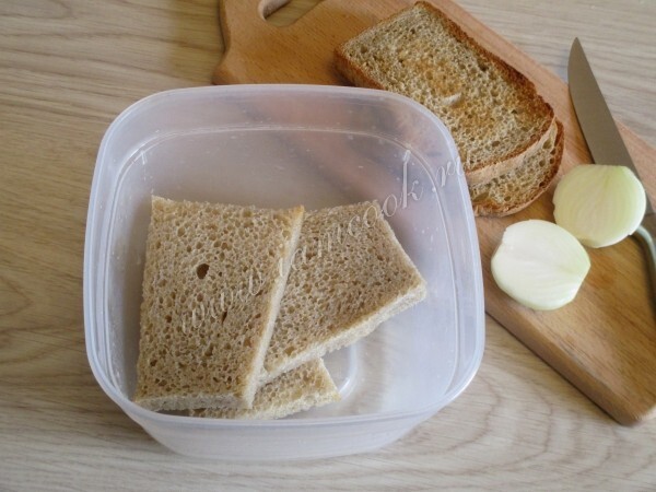 С ломтей ржаного хлеба срежьте корки. Мякиш замочите в воде или молоке, а корочки подсушите.