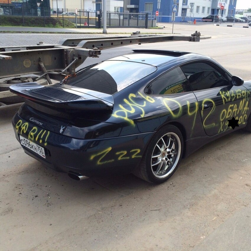 Кемеровчанин расписал свой Porsche нецензурной бранью
