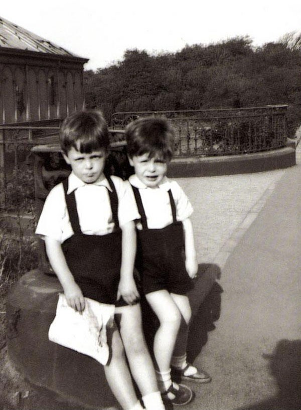 Пол Маккартни с братом Майклом. 1947 год 