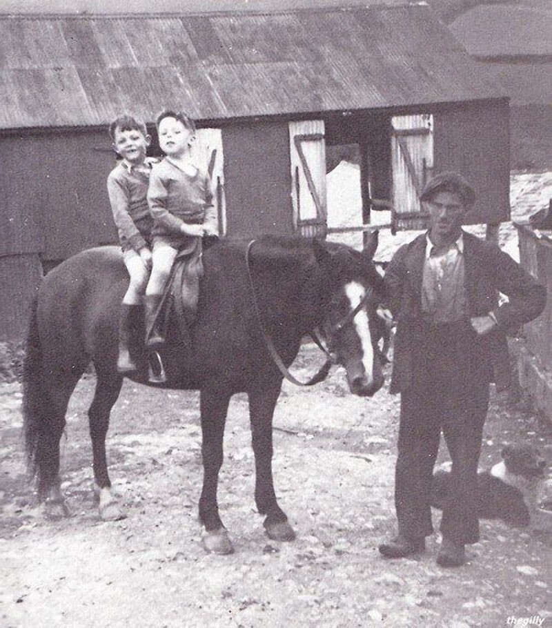 Пол Маккартни с братом Майклом. 1947 год 