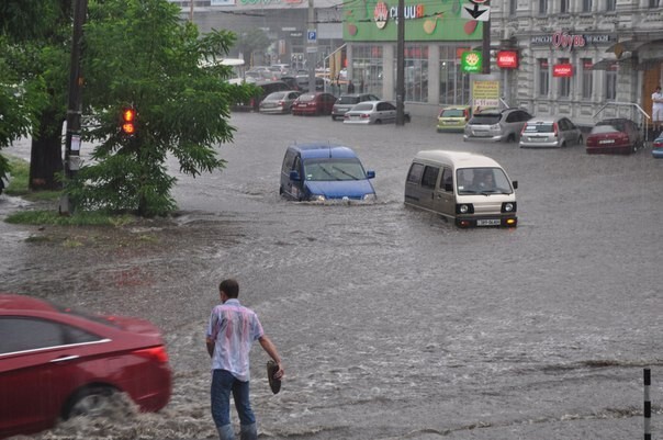 г.Днепропетровск тонет после ливня.